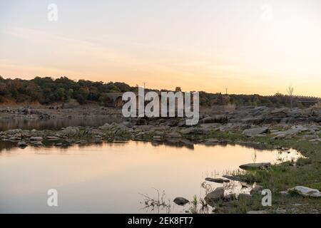 Distrutto ponte abbandonato Ajuda che attraversa il fiume Guadiana tra la Spagna E Portogallo Foto Stock