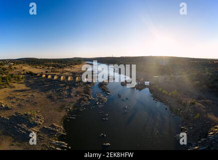 Distrutto abbandonato ponte Ajuda drone vista aerea, attraversando il fiume Guadiana tra la Spagna e il Portogallo Foto Stock