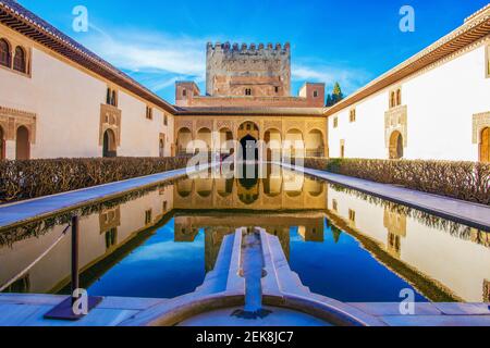 Cortile di Myrtle in Alhambra complesso bilding con muro di fortino comune da 14-15th secoli di arte moresca Foto Stock