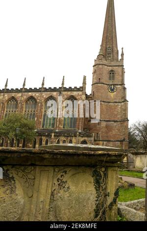 Tetbury, Cotswolds, Inghilterra, Regno Unito - 10 gennaio 2021: Vista della porta del tardo XVIII secolo Gotico revival parrocchia ch Foto Stock