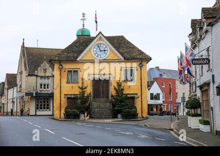 Tetbury, Cotswolds, Inghilterra, Regno Unito - 10 gennaio 2021: Vecchio mercato nel centro della città Foto Stock