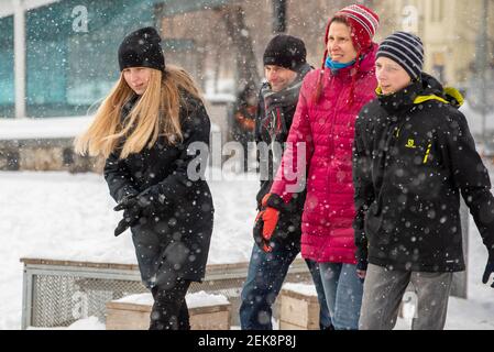 Praga, Repubblica Ceca. 02-23-2021. Madre padre e bambini camminano e parlano nel centro di Praga in una fredda giornata invernale. Foto Stock