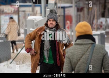 Praga, Repubblica Ceca. 02-23-2021. Uomo che cammina e parla nel centro della città di Praga in una fredda giornata invernale. Foto Stock