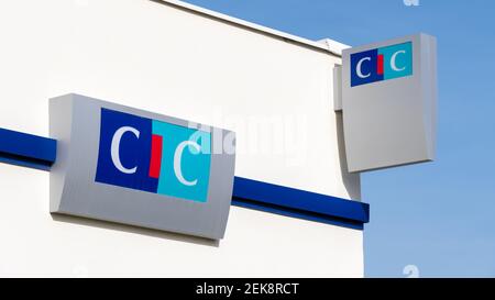 Cartelli sulla facciata di un ramo bancario CIC. Cielo blu Foto Stock