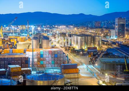 Vista aerea sul Porto moderno con container in Blue Hour a Genova, Italia. Foto Stock