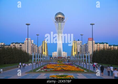 Kazakhstan, Astana, Nurzhol Bulvar - viale centrale, aiuole che conducono alla Torre Bayterek, fiancheggiate da due centri d'affari conici dorati, b Foto Stock