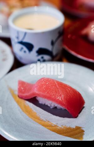 Sushi e Sashimi. Piatti di Sushi e Sashimi rotolando su nastro trasportatore. Foto Stock