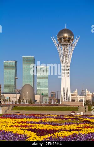 Kazakhstan, Astana, Nurzhol Bulvar - viale centrale, Torre Bayterek, edifici ad appartamenti con aurora boreale e edificio a forma di uovo dell'Archivio Nazionale Foto Stock