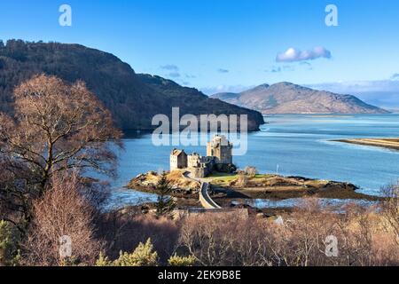 EILEAN DONAN CASTELLO LOCH DUICH HIGHLAND SCOZIA LA PICCOLA ISOLA IL CASTELLO E UN MARE BLU NEL LOCH Foto Stock