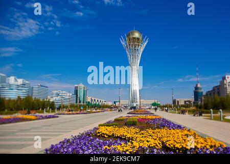Kazakhstan, Astana, Nurzhol Bulvar - viale centrale, aiuole che conducono alla Torre Bayterek Foto Stock