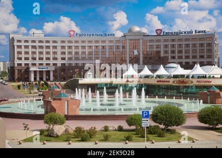 Il Kazakistan, Astana, Kazakistan, Astana, Nurzhol bulvar, viale centrale del Kazakistan è di nuovo le organizzazioni governative e zona amministrativa, Foto Stock