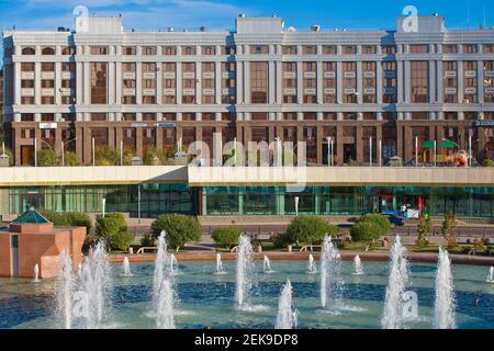 Il Kazakistan, Astana, Kazakistan, Astana, Nurzhol bulvar, viale centrale del Kazakistan è di nuovo le organizzazioni governative e zona amministrativa, Foto Stock