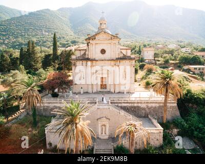 La sposa e lo sposo si levano in piedi sulle scale di La Natività della Beata Vergine Maria a Prcanj Foto Stock