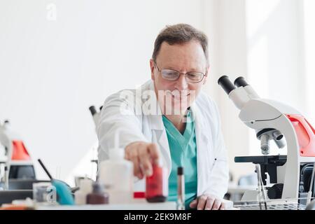 Ricercatore senior che lavora in laboratorio Foto Stock