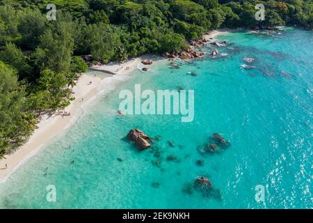 Seychelles, Isola di Praslin, veduta aerea della spiaggia sabbiosa di Anse Lazio con mare turchese cristallino Foto Stock