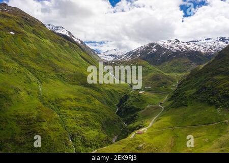 Svizzera, Passo Furka, James Bond Street, montagne e strada in valle Foto Stock