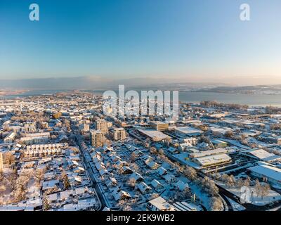 Germania, Baden-Wurttemberg, Radolfzell, veduta aerea della città innevata sulla riva del lago di Costanza Foto Stock