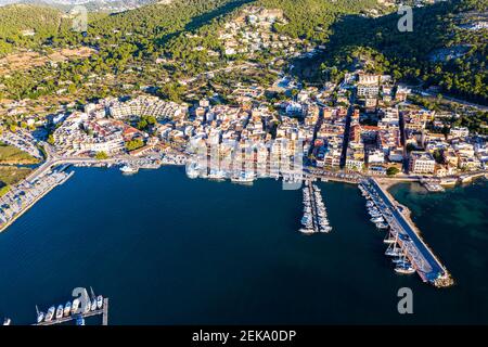 Spagna, Isole Baleari, Andratx, elicottero vista della città costiera in estate Foto Stock
