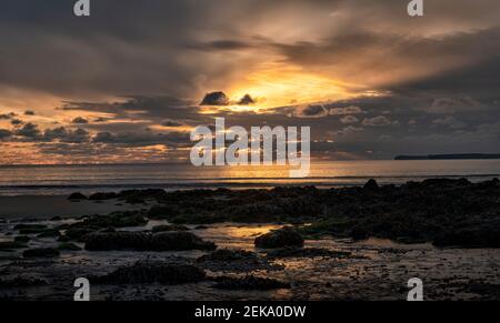 Splendida vista sulla spiaggia di Manorbier durante il tramonto a Pembrokeshire, Regno Unito Foto Stock