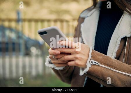 Messaggi di testo per giovani donne tramite telefono cellulare Foto Stock