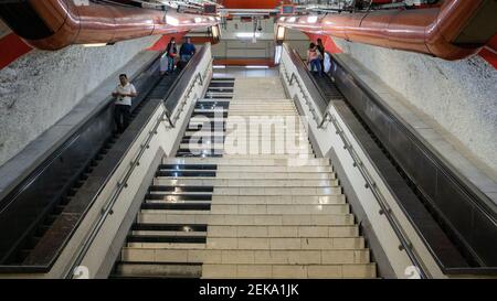 Piano scale e scale mobili nella metropolitana di Città del Messico Foto Stock