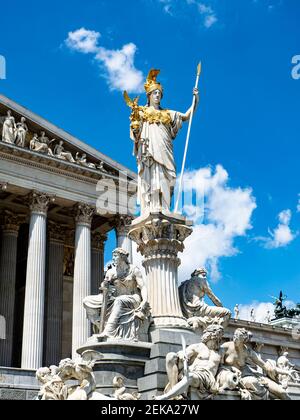 Austria, Vienna, Fontana Pallas Athene di fronte al Parlamento Foto Stock