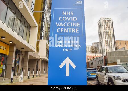 Londra, Regno Unito. 21 Gennaio 2021. NHS Covid-19 Vaccine Center firma a Wembley, Londra. Oltre 17 milioni di persone hanno ricevuto la prima dose del vaccino Covid-19 nel Regno Unito. Credit: SOPA Images Limited/Alamy Live News Foto Stock
