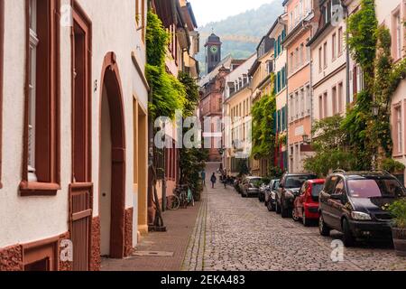 Germania, Baden-Wurttemberg, Heidelberg, residenze storiche lungo la strada acciottolata Foto Stock