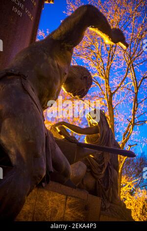 Germania, Berlino, Bismarck statua commemorativa di Sigurd forgiare la spada con sibil sullo sfondo Foto Stock