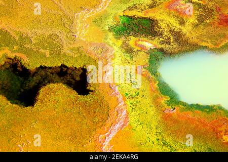 Vista aerea del paesaggio acido marrone che circonda il fiume Rio Tinto, Spagna Foto Stock