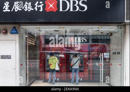 Le Macchine Atm Di Dbs Bank In Singapore Foto Stock Alamy