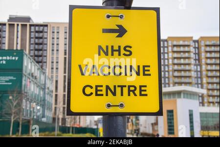 Londra, Regno Unito. 21 Gennaio 2021. NHS Covid-19 Vaccine Center firma a Wembley, Londra. Oltre 17 milioni di persone hanno ricevuto la prima dose del vaccino Covid-19 nel Regno Unito. Credit: Vuk Valcic/SOPA Images/ZUMA Wire/Alamy Live News Foto Stock