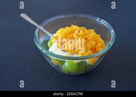 Berlino, Germania. 17 gennaio 2021. Una ciotola di vetro con cereali senza zucchero, yogurt e uva su un tavolo. Credit: Soeren Stache/dpa-Zentralbild/ZB/dpa/Alamy Live News Foto Stock