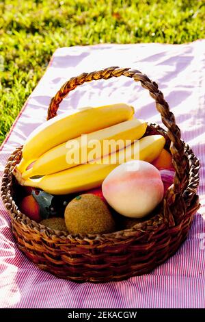 Primo piano di frutta assortita in un cestino da picnic Foto Stock