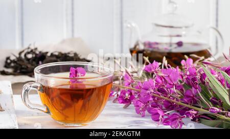 Tè alle erbe fatto da fireweed conosciuto come sally fiorente in teiera e tazza. Foto Stock