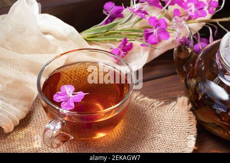 Tè alle erbe fatto da fireweed conosciuto come sally fiorente in teiera e tazza. Foto Stock