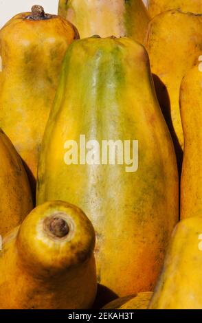 Il Papayas a un mercato in stallo Foto Stock
