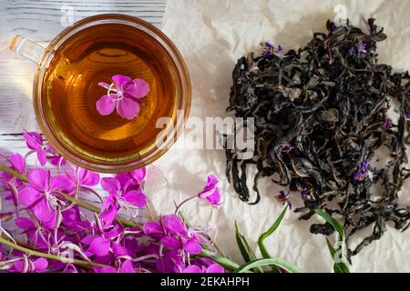 Tè alle erbe fatto da fireweed conosciuto come sally in fiore in tazza, vista dall'alto. Foto Stock