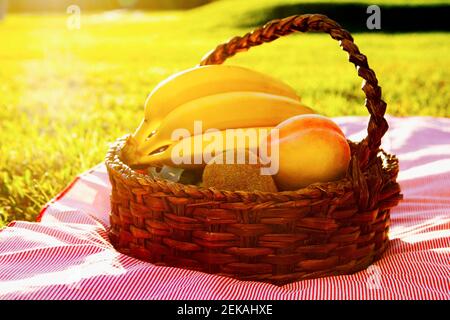 Primo piano di frutta assortita in un cestino da picnic Foto Stock
