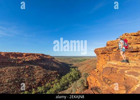 Donna escursionista ammirando il paesaggio del Kings Canyon Foto Stock