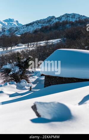 Spagna, Asturie, Val di Ponga, montagne innevate in una soleggiata giornata invernale Foto Stock