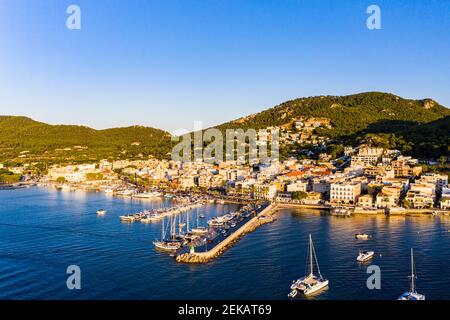Spagna, Isole Baleari, Andratx, elicottero vista della città costiera in estate Foto Stock