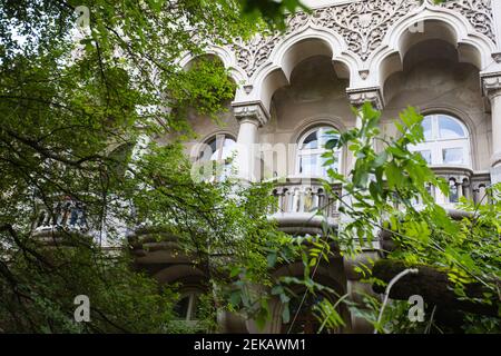 CHERNIVTSI, UCRAINA - 16 LUGLIO 2017: Closeup di costruzione acncient a Chernivtsi Foto Stock