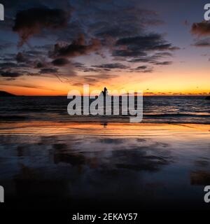 Regno Unito, Galles, Pembrokeshire, Broadhaven South Beach, Church Rock e mare all'alba Foto Stock