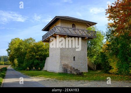 Germania, Baviera, Erkertshofen, torre di guardia stradale nel Parco Naturale della Valle di Altmuhl Foto Stock