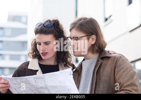 Giovane coppia che esamina il modello Foto Stock