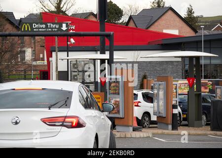 auto in coda per entrare al mcdonalds drive thru Ingresso durante le restrizioni del coronavirus Newtownabbey Irlanda del Nord Regno Unito Foto Stock