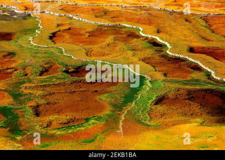 Vista aerea del paesaggio acido marrone che circonda il fiume Rio Tinto, Spagna Foto Stock