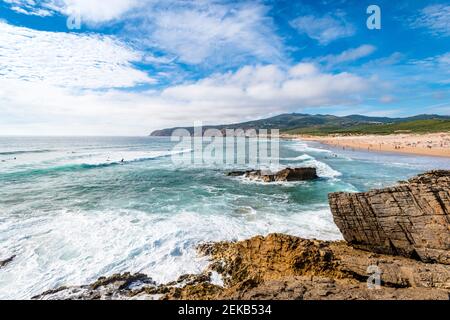 Le onde del mare si infrangono contro le scogliere Foto Stock