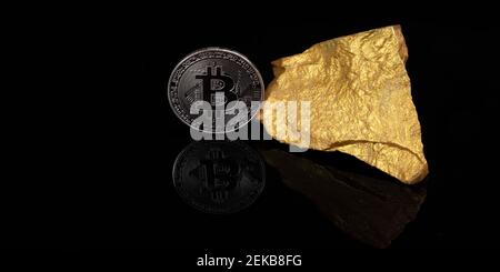 Investimento sui mercati azionari globali e concetto di criptovaluta: Una moneta argentata su molti pezzi d'oro su sfondo nero con spazio di copia Foto Stock